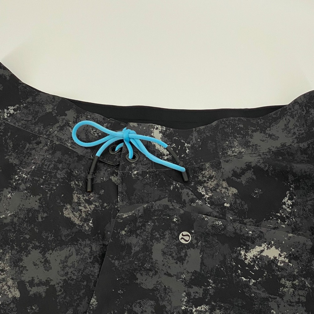 Lululemon Mens Current State Board Shorts 36 Black Grey Camo Swim Trunks